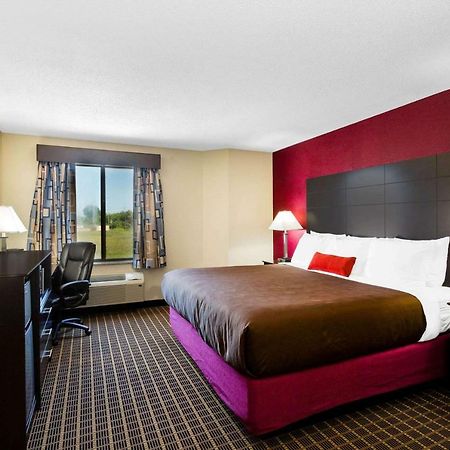Baymont Inn & Suites By Wyndham Mukwonago Exterior photo