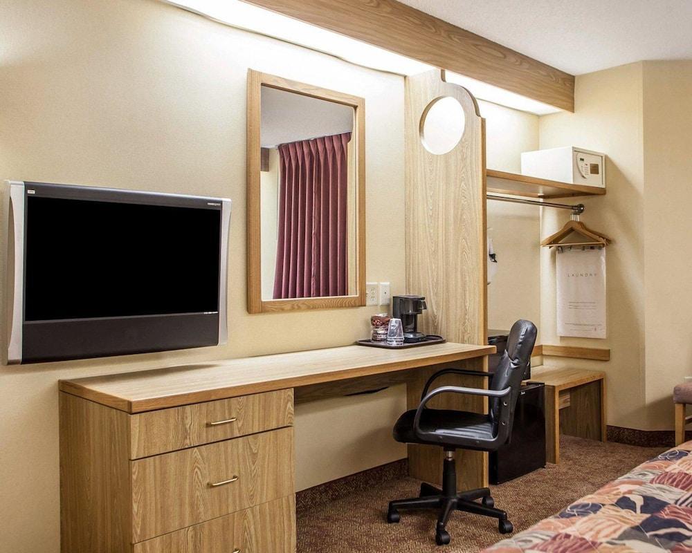 Baymont Inn & Suites By Wyndham Mukwonago Exterior photo