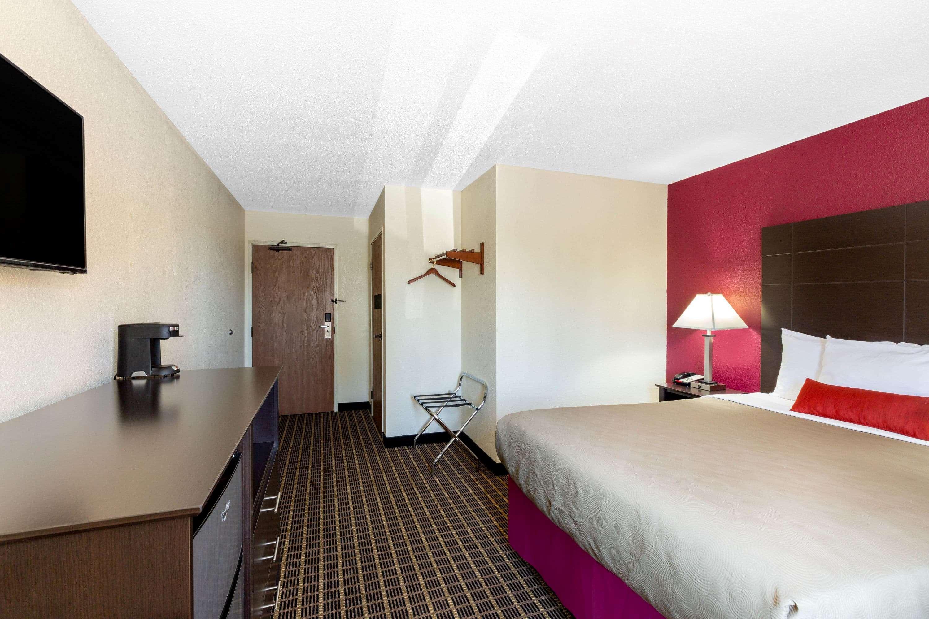 Baymont Inn & Suites By Wyndham Mukwonago Exterior photo