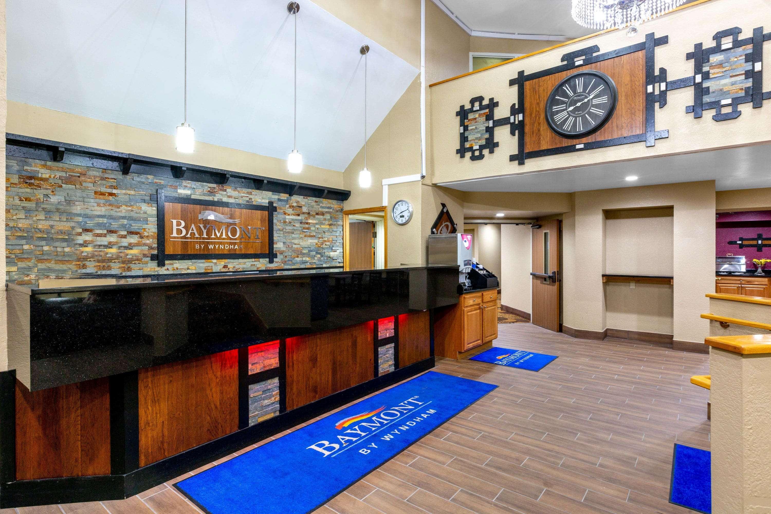 Baymont Inn & Suites By Wyndham Mukwonago Exterior photo