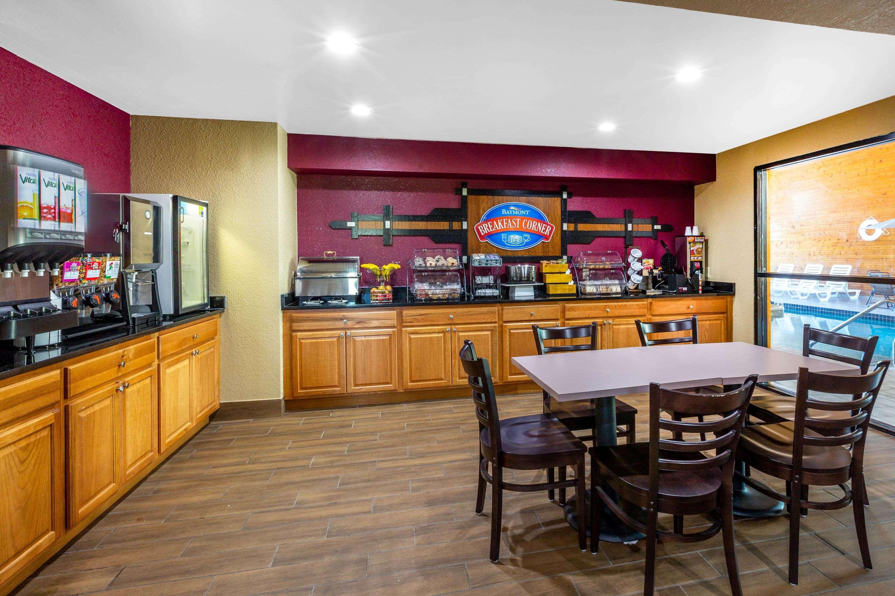 Baymont Inn & Suites By Wyndham Mukwonago Exterior photo