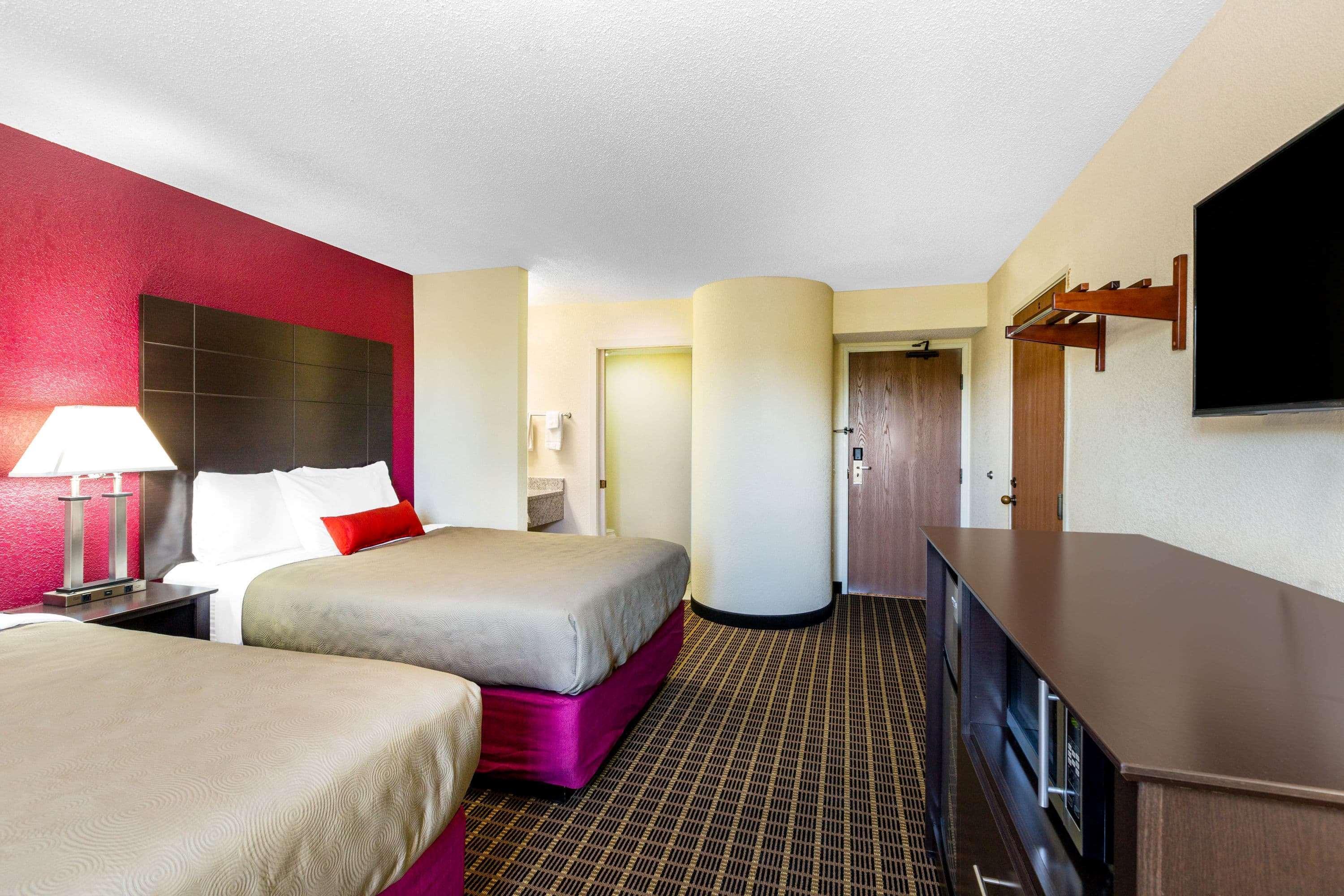 Baymont Inn & Suites By Wyndham Mukwonago Exterior photo