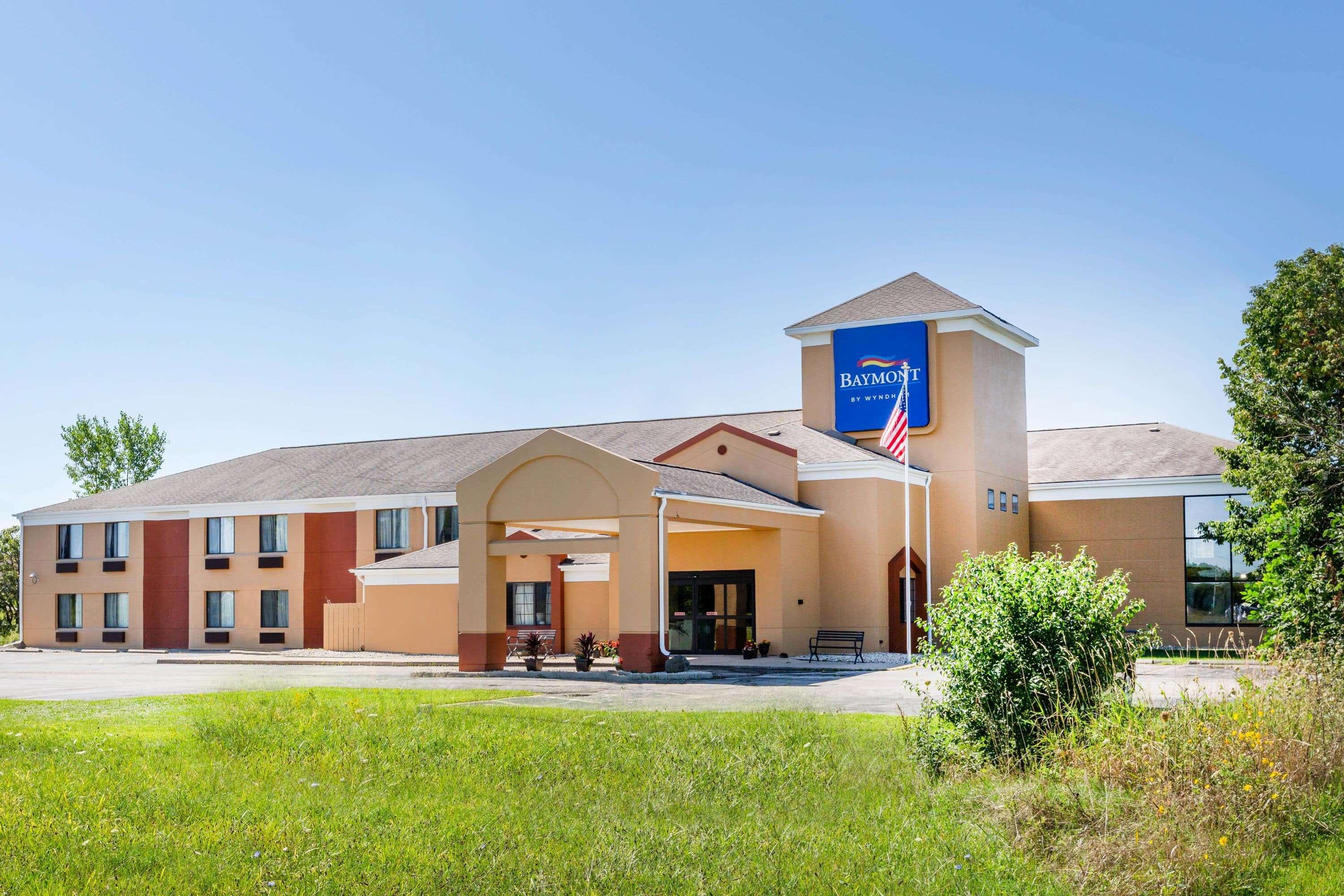 Baymont Inn & Suites By Wyndham Mukwonago Exterior photo