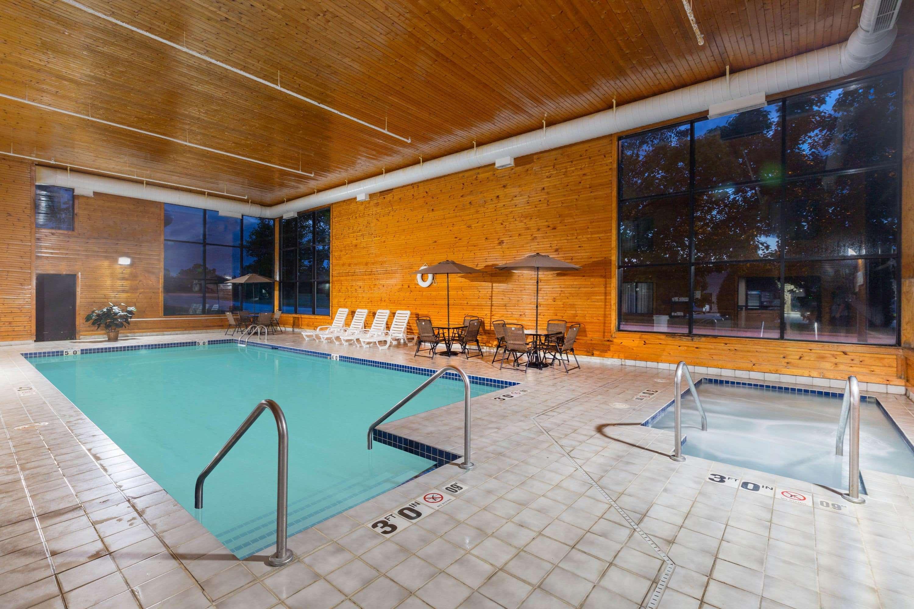 Baymont Inn & Suites By Wyndham Mukwonago Exterior photo