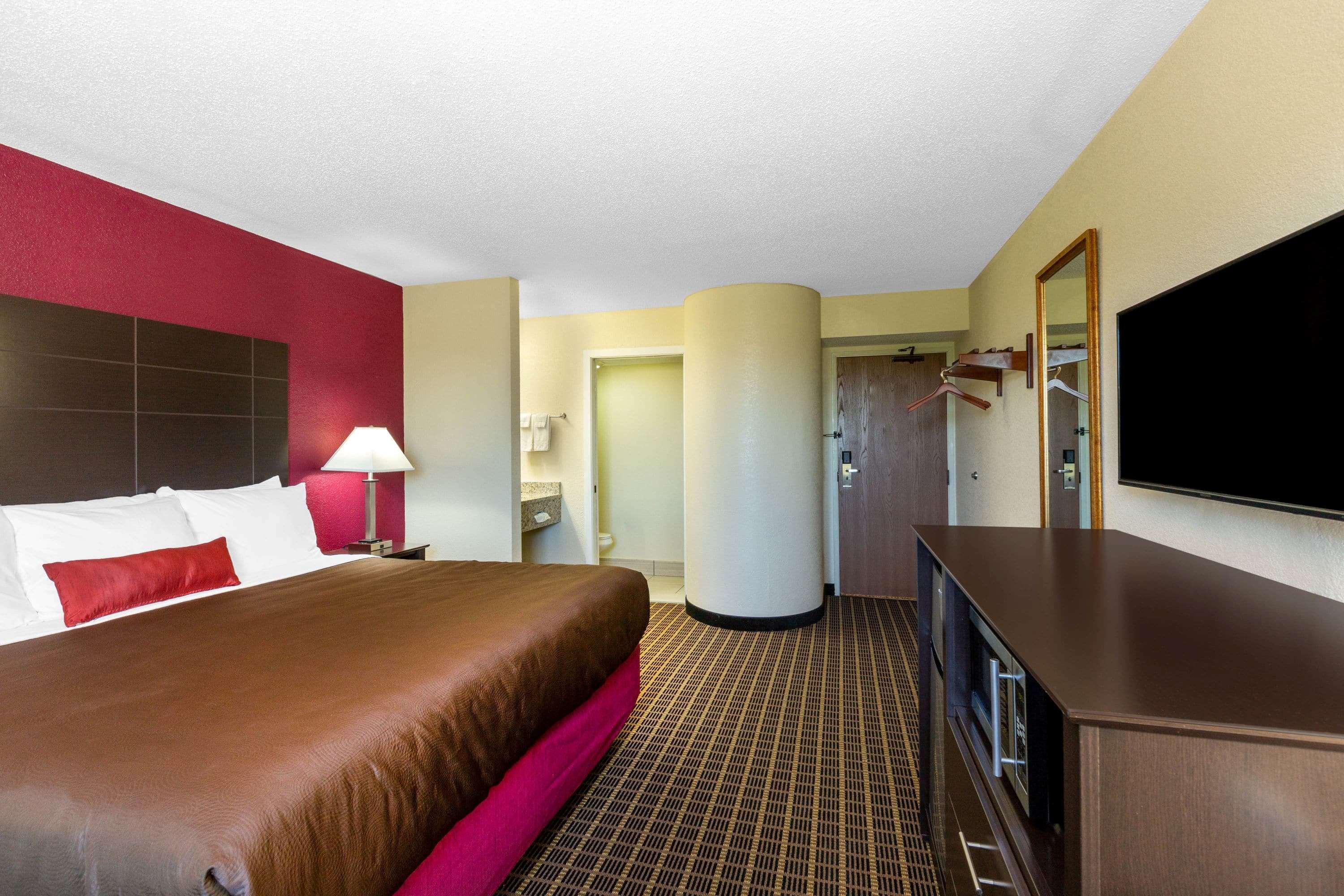 Baymont Inn & Suites By Wyndham Mukwonago Exterior photo