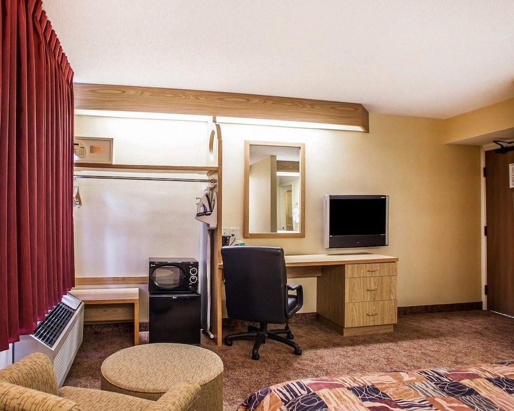 Baymont Inn & Suites By Wyndham Mukwonago Exterior photo