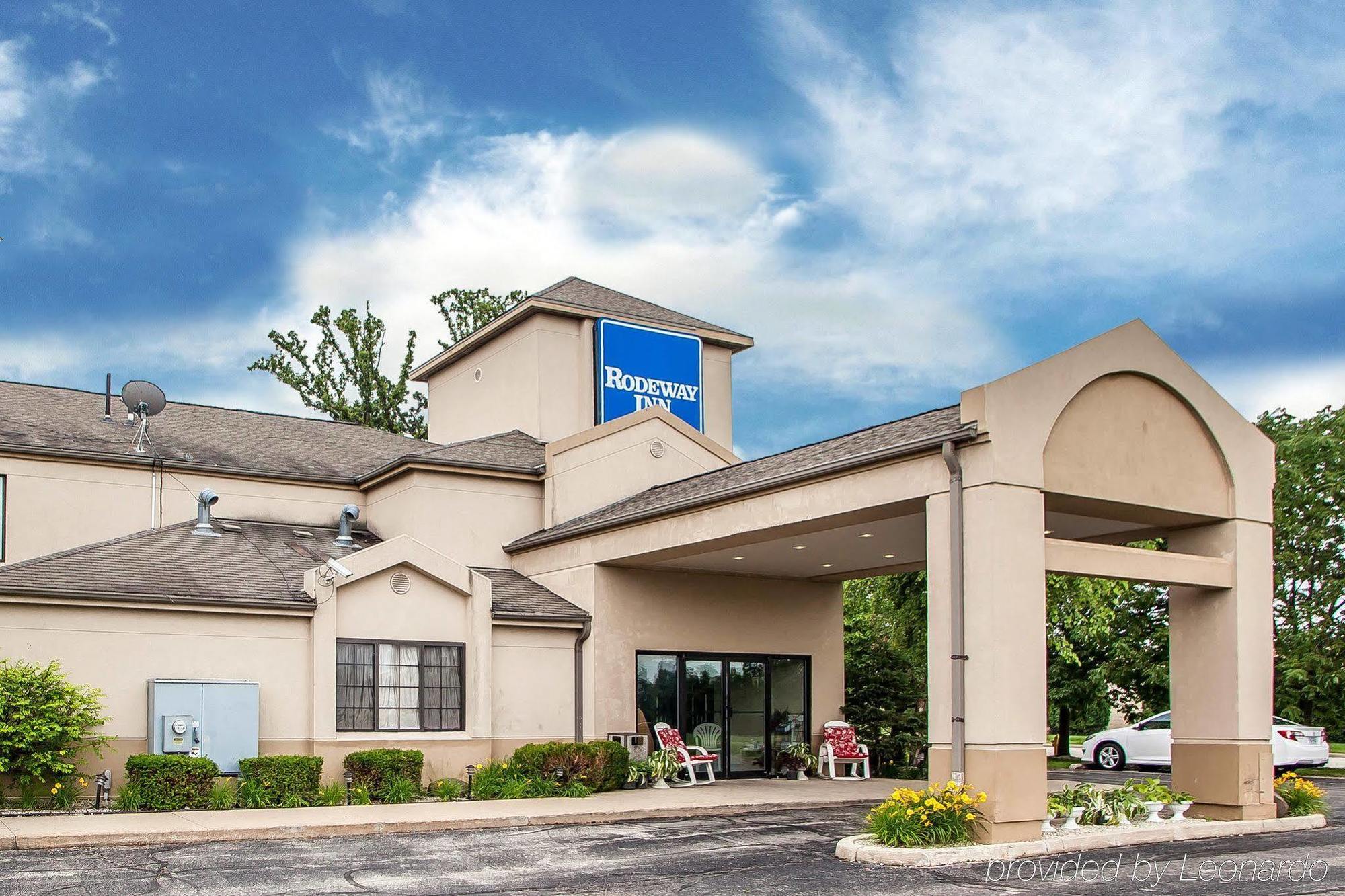 Baymont Inn & Suites By Wyndham Mukwonago Exterior photo