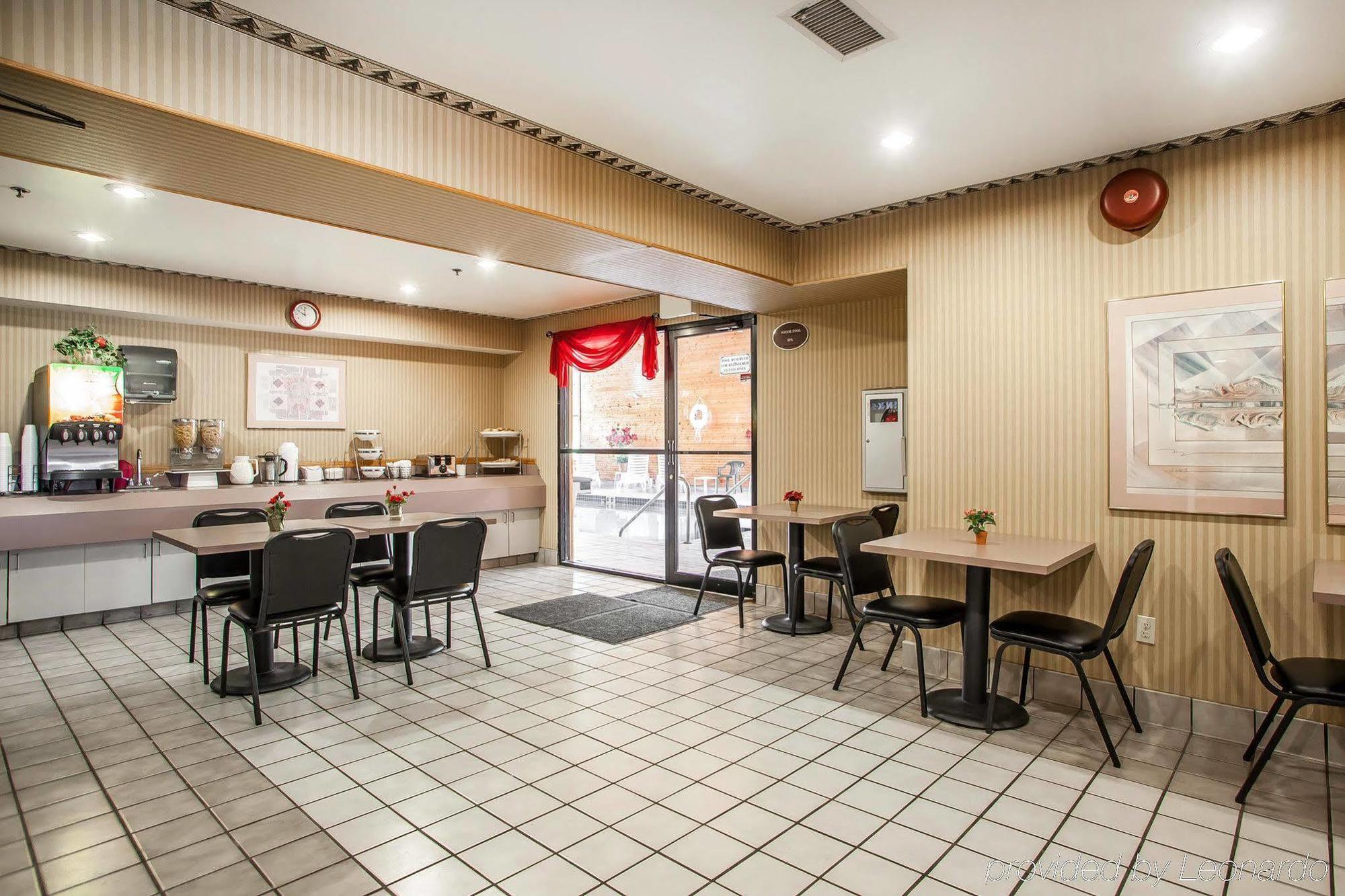 Baymont Inn & Suites By Wyndham Mukwonago Exterior photo