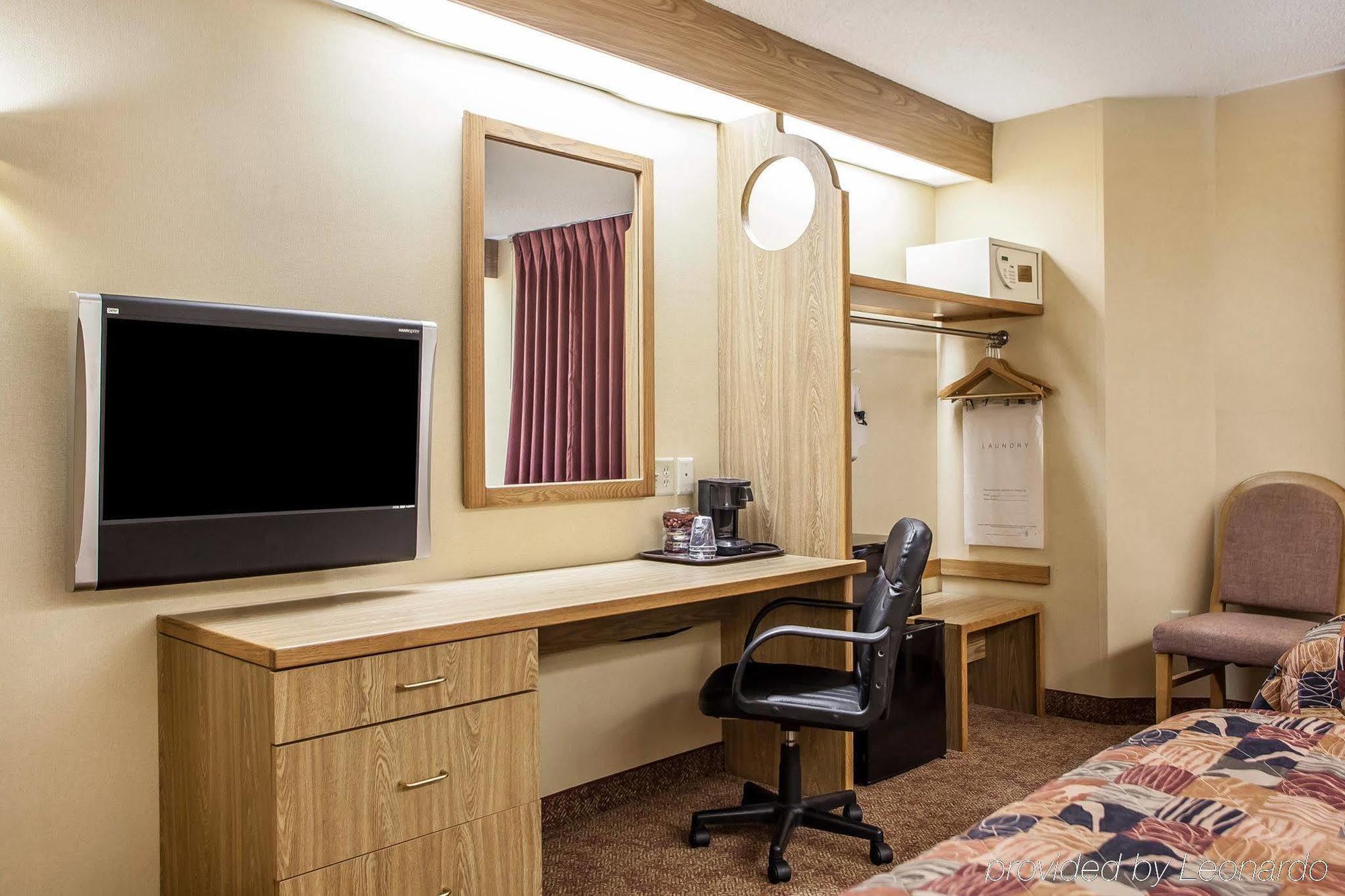 Baymont Inn & Suites By Wyndham Mukwonago Exterior photo
