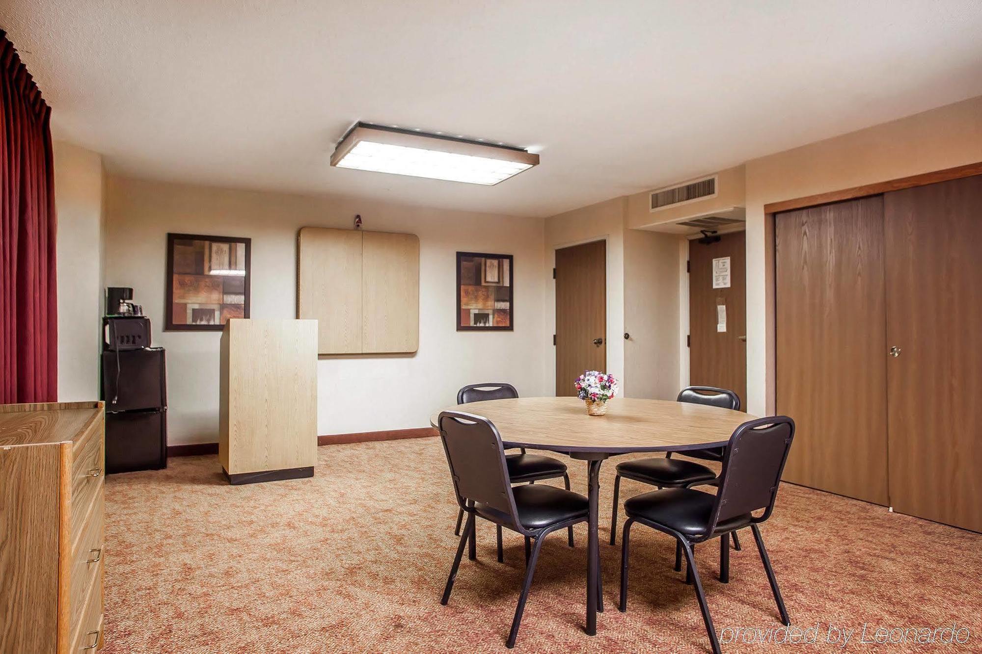 Baymont Inn & Suites By Wyndham Mukwonago Exterior photo