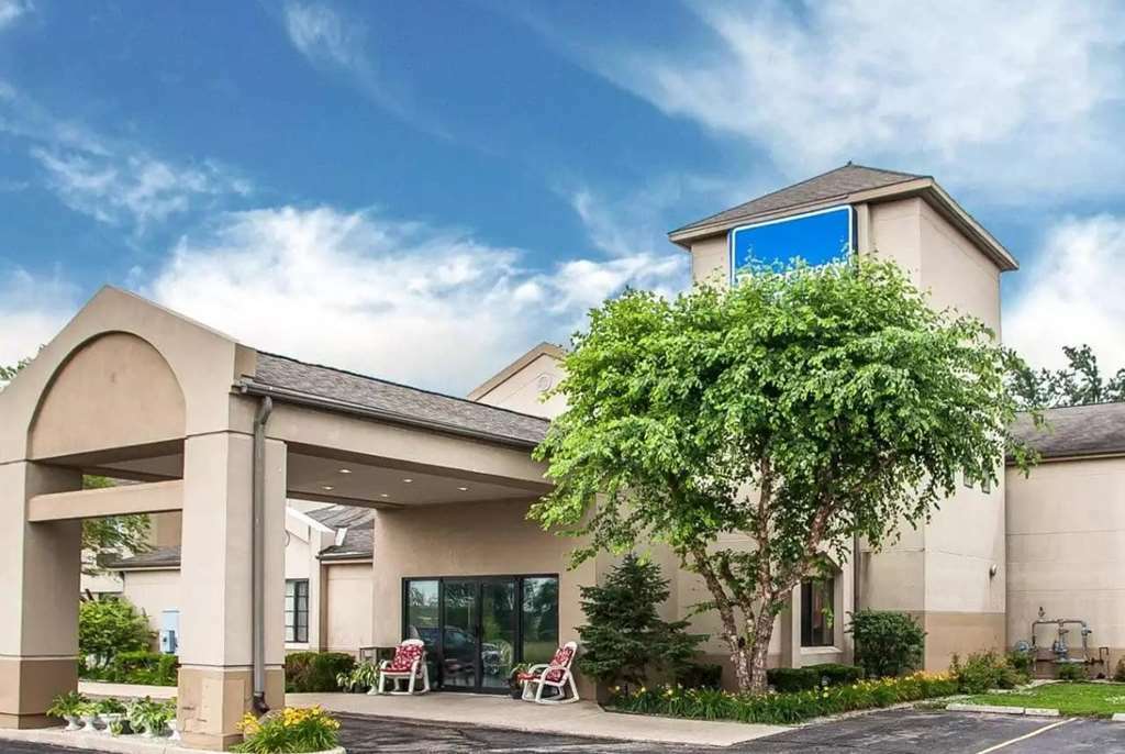 Baymont Inn & Suites By Wyndham Mukwonago Exterior photo