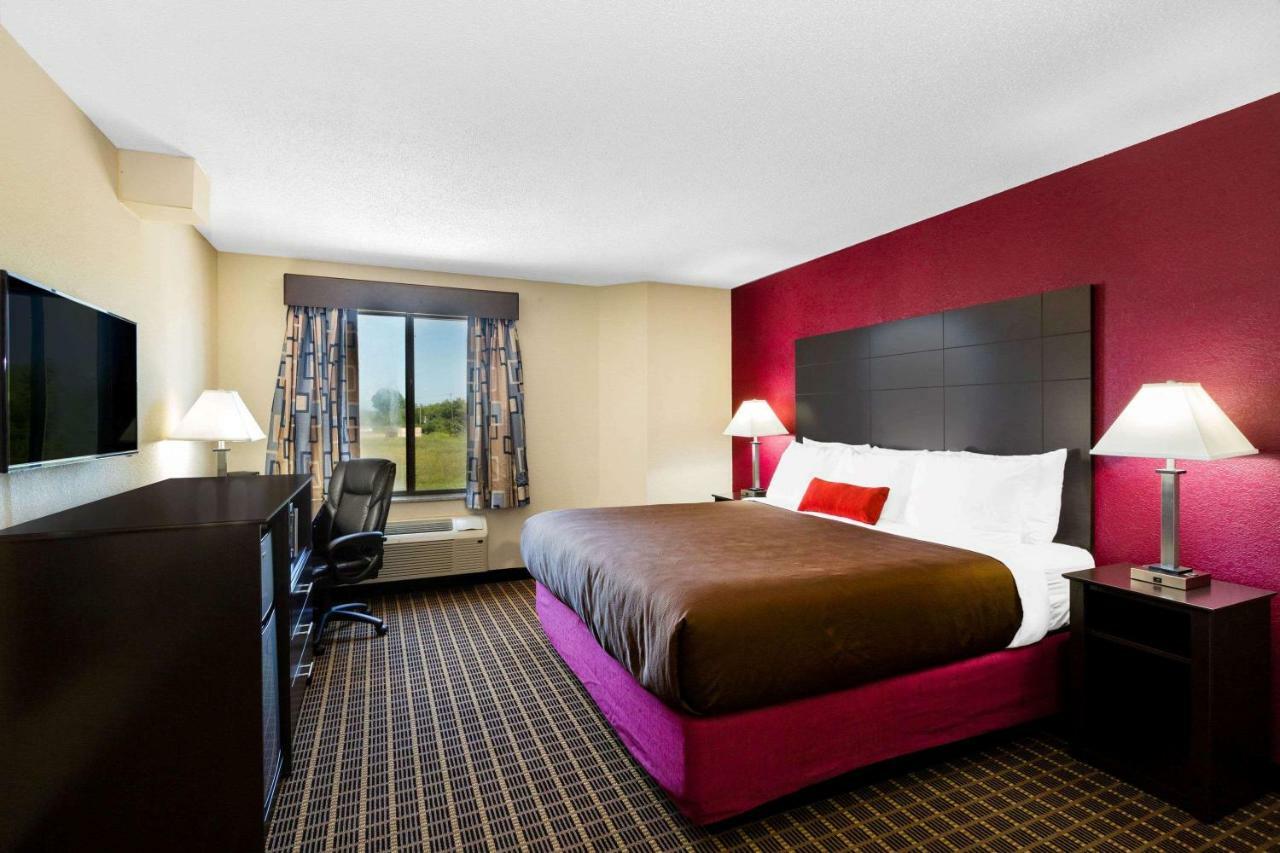 Baymont Inn & Suites By Wyndham Mukwonago Exterior photo